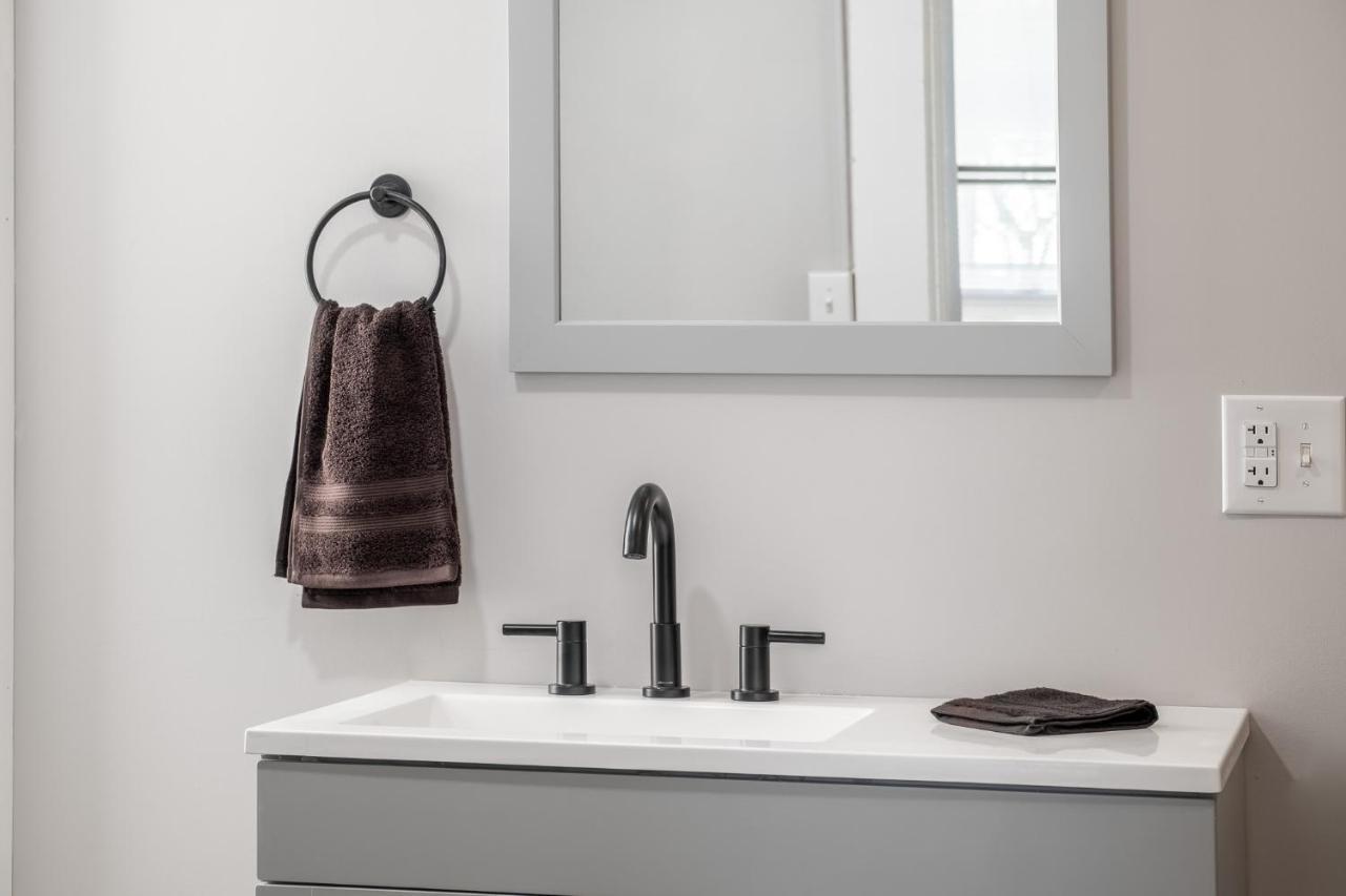 Walk/ Bike Everywhere From This Historic Chic Studio Columbus Bagian luar foto